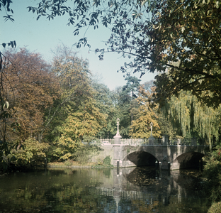 119349 Gezicht op de Abstederbrug over de Stadsbuitengracht te Utrecht.